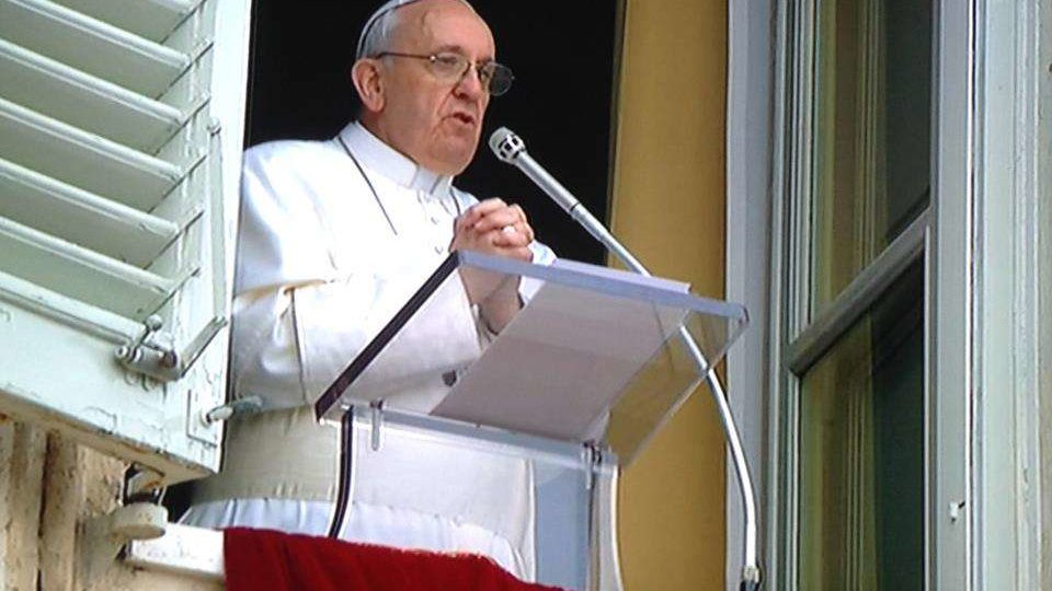 Papa Francisco durante o Angelus: quem está com Jesus é feliz