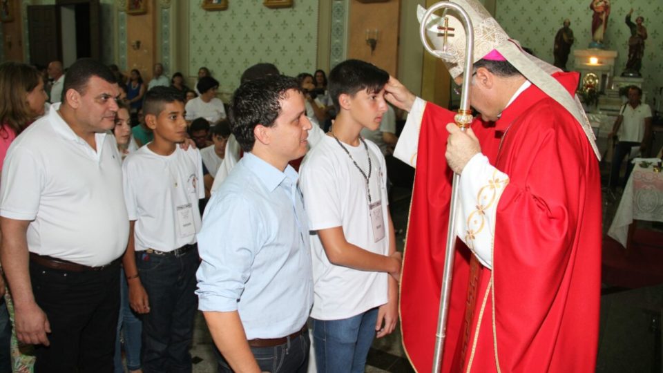 Na cidade de Dourado 60 jovens são crismados pelas mãos de Dom Paulo Cezar