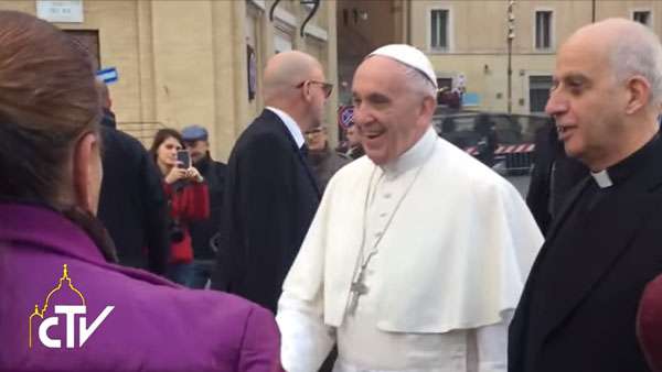 Papa visita hospital de campanha montado em frente ao Vaticano