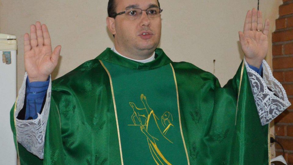 Padre Juliano Carlos Alécio irá receber Título de Cidadão Honorário