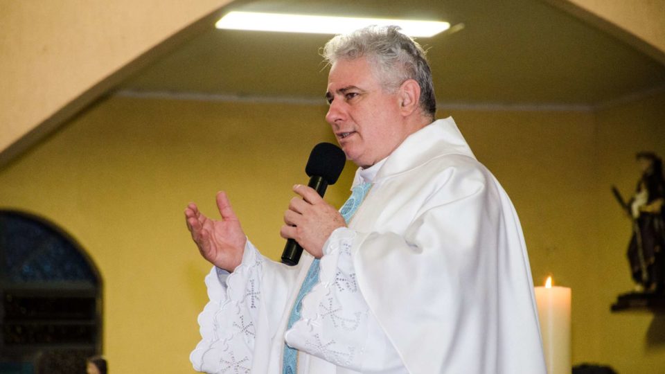 Padre Marcos Ghidelli felicita  Dom Paulo por ocasião de seu Jubileu