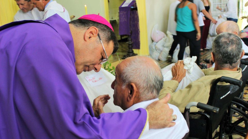 Cantinho Fraterno Dona Maria Jacinta recebe a visita de Dom Paulo Cezar