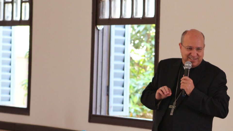 Dom Ilson Montanari profere palestra para os presbíteros da Diocese.