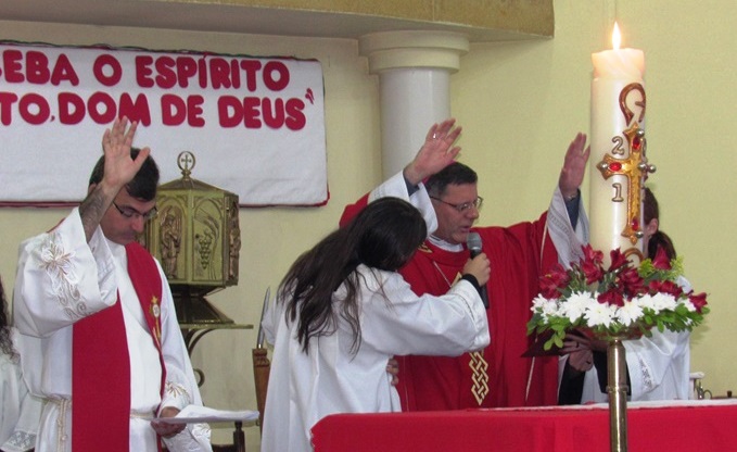 Dom Paulo Cezar preside Sacramento da Crisma na Paróquia de Santa Edwiges em São Carlos