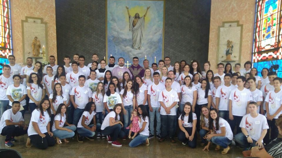 64 jovens recebem o Sacramento da Crisma em Bocaina