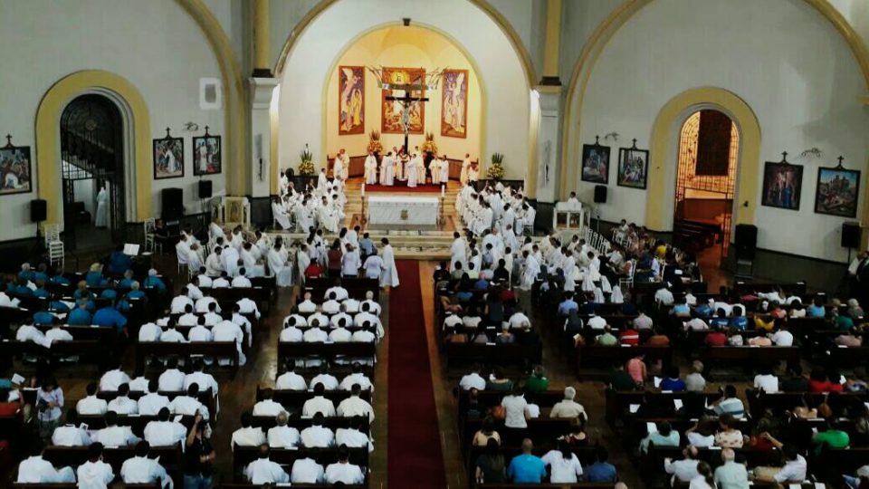 Fiéis lotam Catedral em comemoração aos 25 anos de Ordenação Presbiteral de Dom Paulo