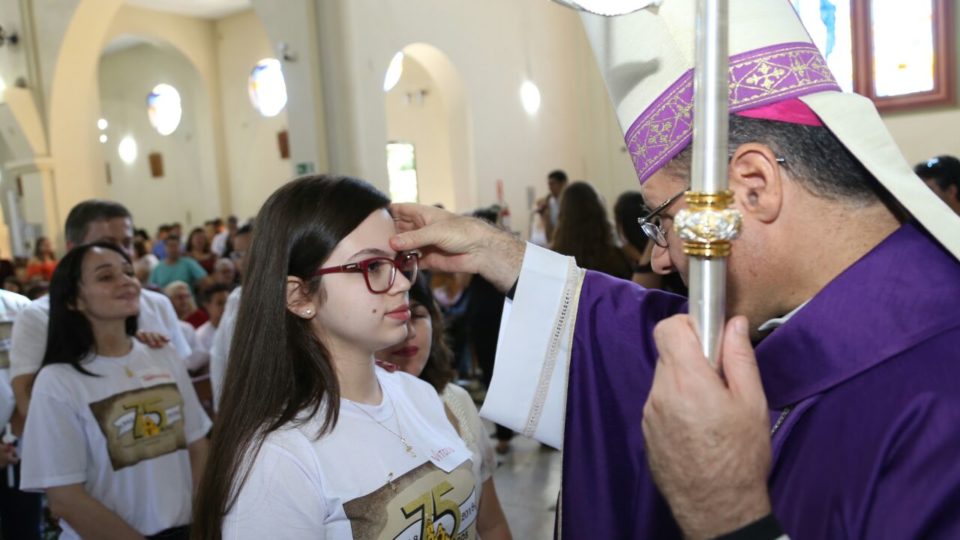 Na Paróquia de Santo Antônio em São Carlos 63 pessoas recebem o Sacramento da Crisma