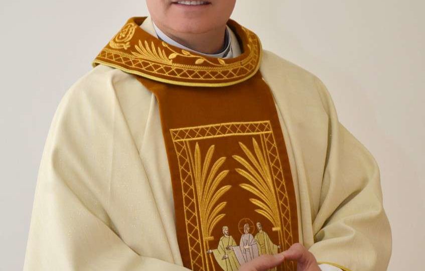 Vigário Geral Padre Eduardo Malaspina cumprimenta Dom Paulo Cezar Costa