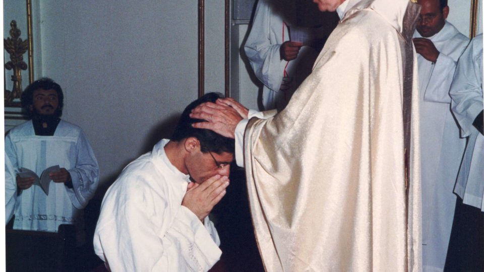 Dom Elias Manning bispo que sagrou Dom Paulo Cezar sacerdote envia fotos de felicitação