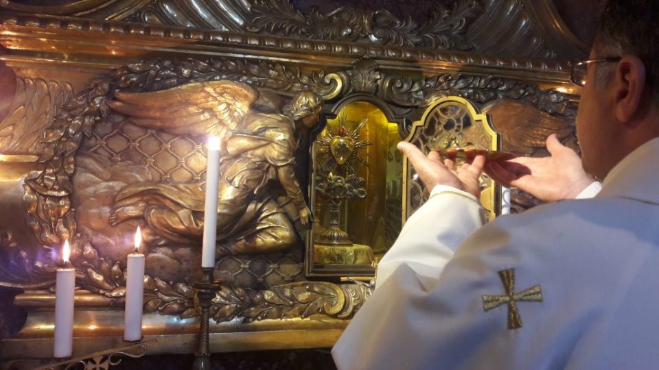 Bispo preside eucaristia no altar de São Carlos Borromeu