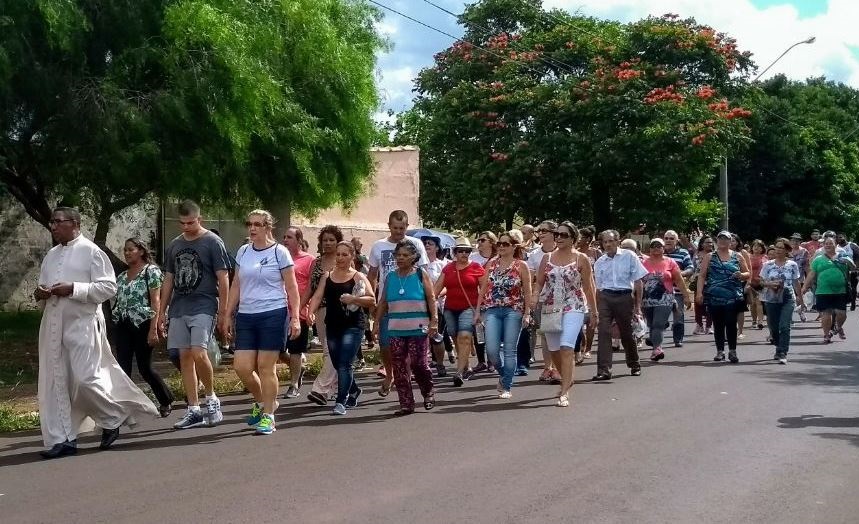 Em caminhada Padre Martins é acolhido na Paróquia Santa Teresinha do Menino Jesus