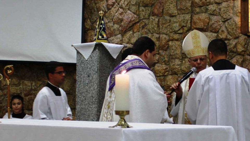 Em Américo Brasiliense Padre Paulo Travaglini é empossado pároco por Dom Paulo Cezar