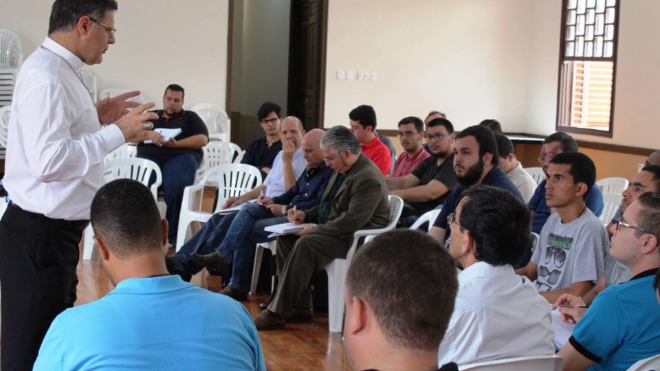 Bispo Diocesano Ministra Aula Inaugural no Infista