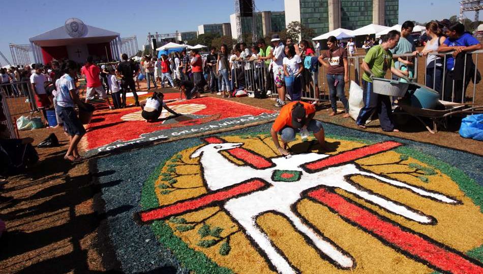 Sacerdote de Santa Gertrudes visita Matão para conhecer material utilizado nos tapetes