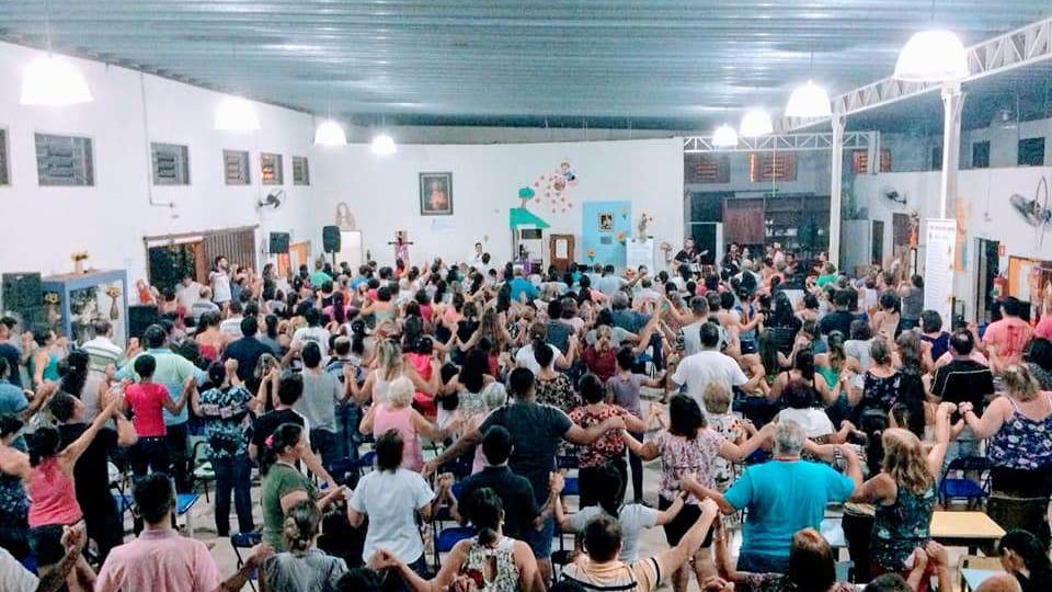 Noite carismática na Paróquia Sant’Ana e São Benedito em Trabiju