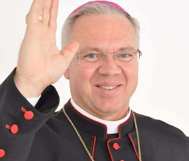 Saudação de Dom Benevente ao Bispo Eleito Auxiliar da Diocese de São Carlos