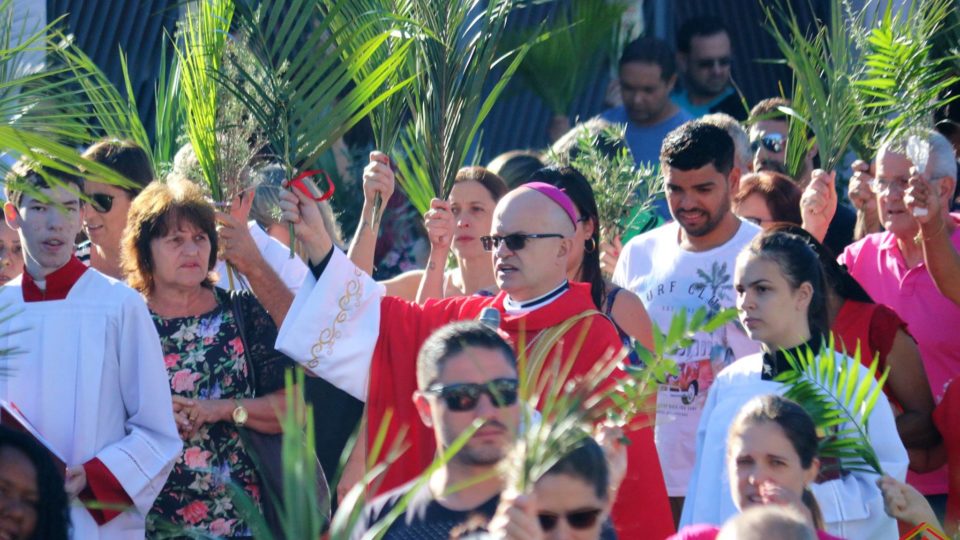 Monsenhor Eduardo Malaspina preside Missa no Domingo de Ramos