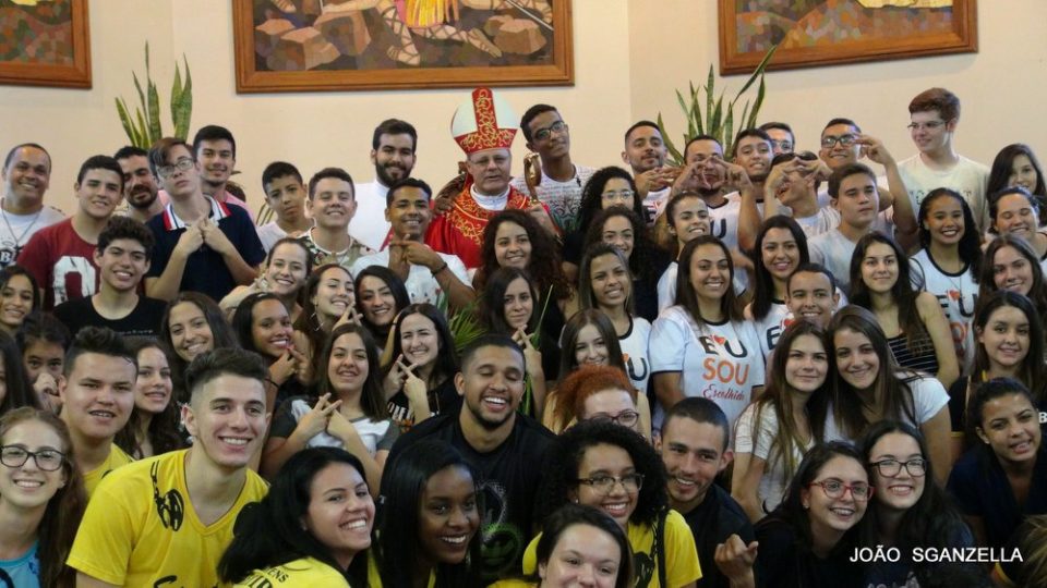 Dom Paulo Cezar e jovens diocesanos celebram a Jornada Diocesana da Juventude