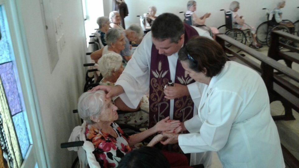 Sacerdotes do Vicariato São Bento visitam o Lar São Francisco de Assis