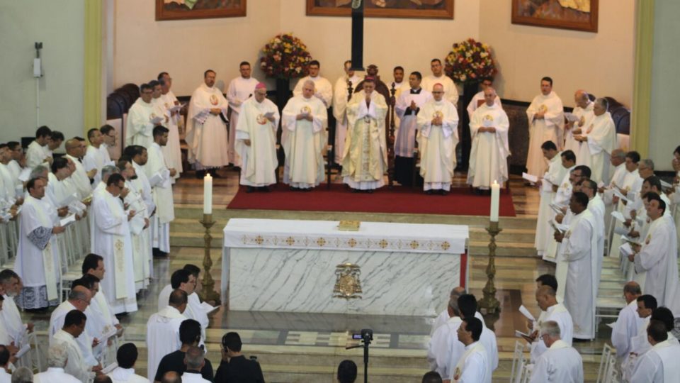 Dom Paulo Cezar celebra Missa dos Santos Óleos na Catedral de São Carlos