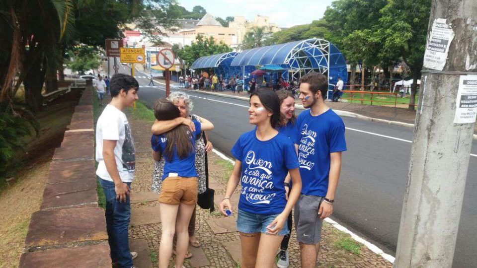 Jovens da Legião de Maria levaram campanha “Abraço Grátis” para as ruas de São Carlos