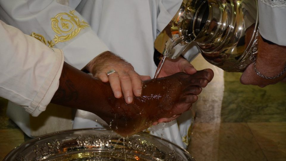 Dom Paulo Cezar celebra Missa da Ceia do Senhor e Lava-pés na Catedral de São Carlos Borromeu