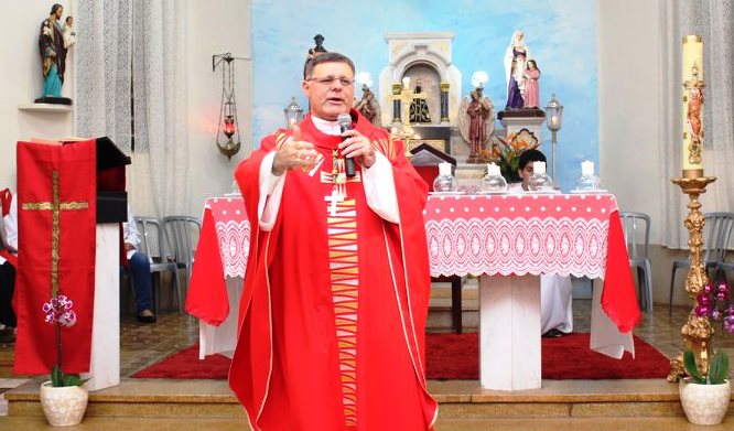 Dom Paulo Cezar Costa celebra em Trabiju durante a Visita Pastoral