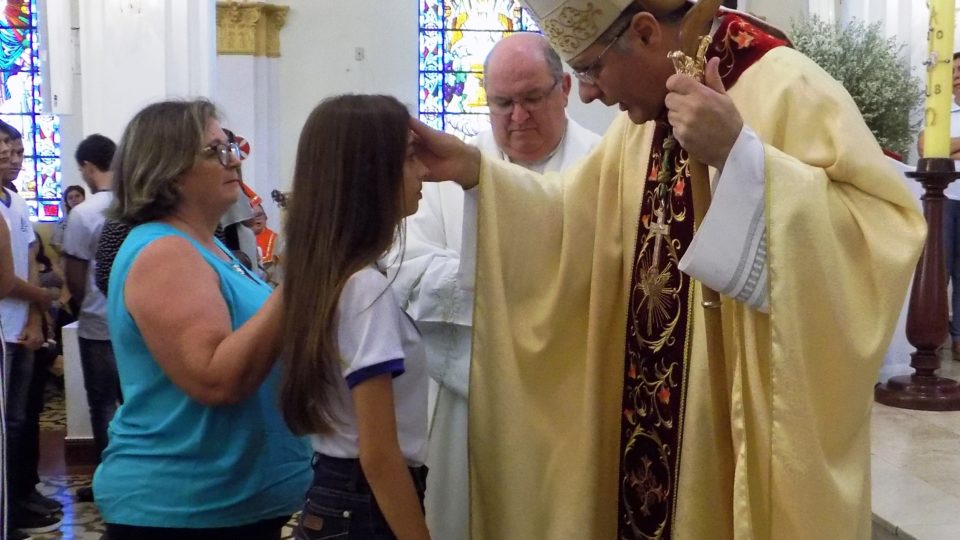 Dom Paulo Cezar preside Crisma na Paróquia Divino Espírito Santo