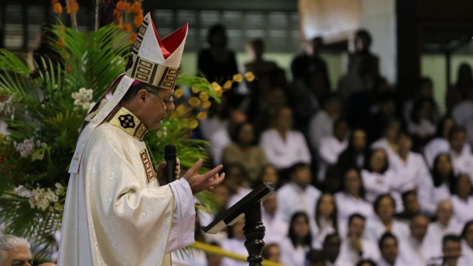 Seis mil fiéis se reúnem no Ginásio Milton Olaio para Solenidade de Corpus Christi, em São Carlos