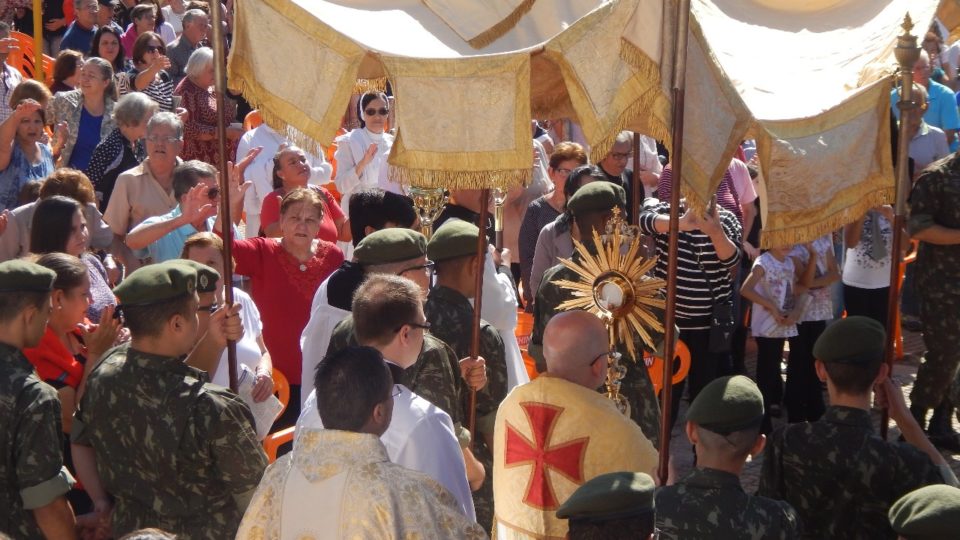 Católicos participam da Solenidades de Corpus Christi em jaú