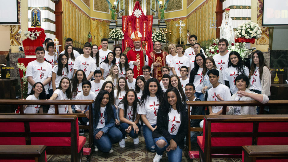 Jovens recebem o Sacramento da Confirmação em dia de Pentecostes