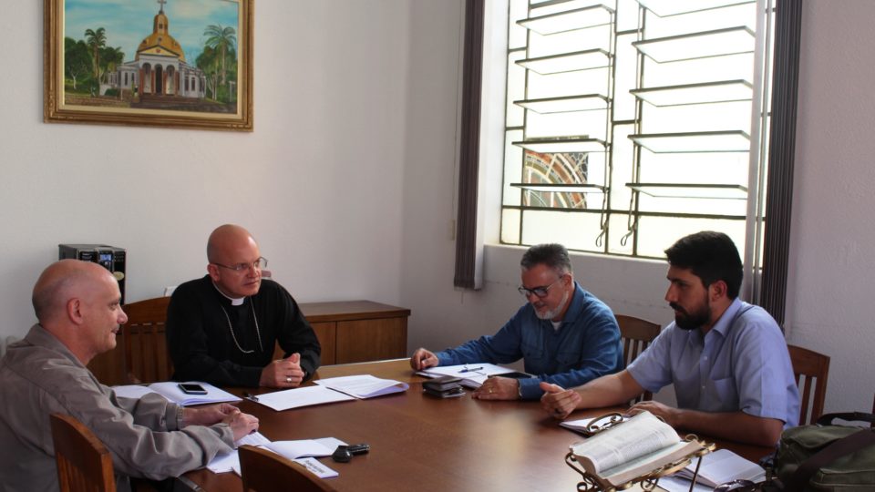 Dom Eduardo Malaspina discute reestruturação da Cáritas Diocesana