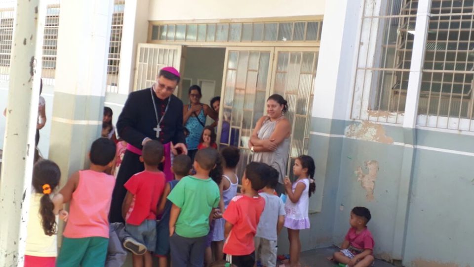 Escolas Municipais e Particulares recebem a visita de Dom Paulo Cezar Costa