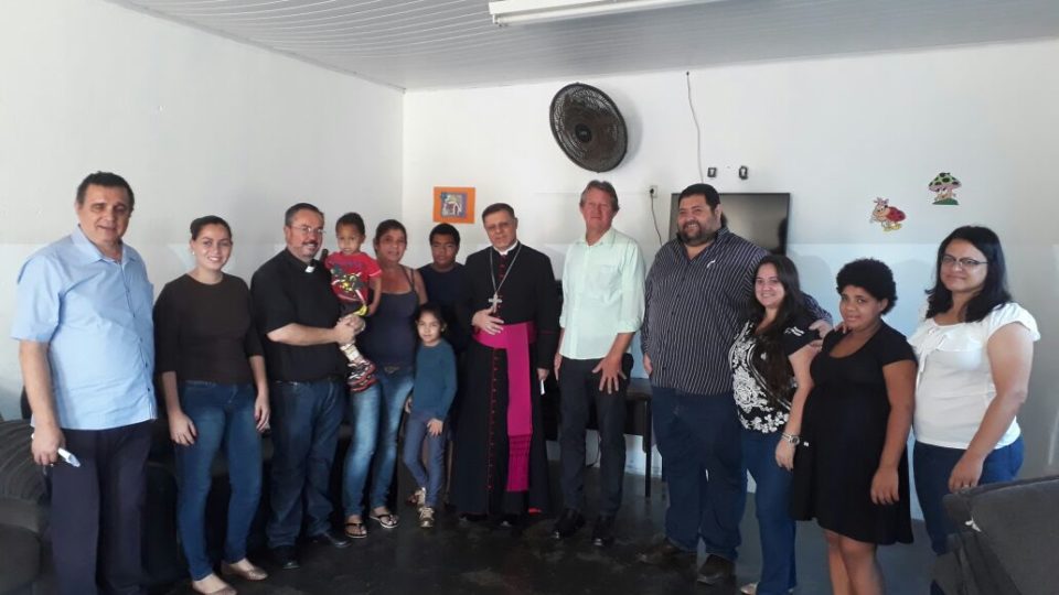 Bispo Diocesano visita abrigo de crianças durante visita pastoral