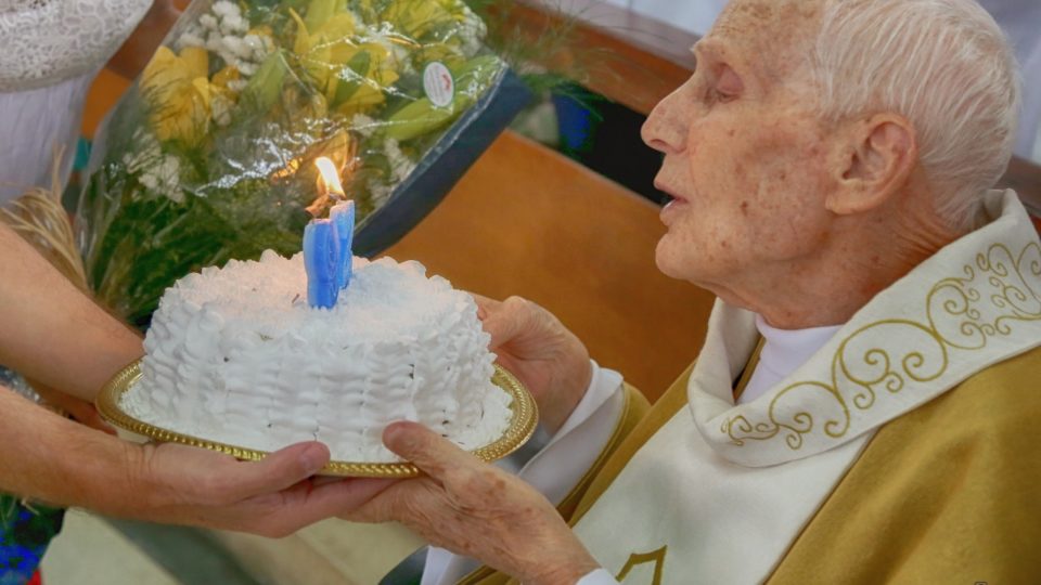 Nossa Paróquia está em festa Aniversário Natalício do nosso querido, Cônego Antônio Desan.