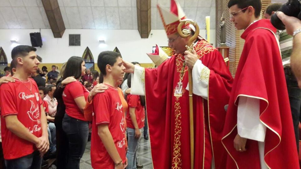 Dom Paulo Cezar Celebra Crisma na Paróquia São Nicolau de Flüe