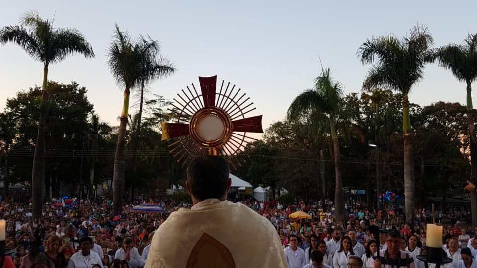 Corpus Christi em Matão reúne cerca de 70 mil pessoas; veja fotos da missa e procissão