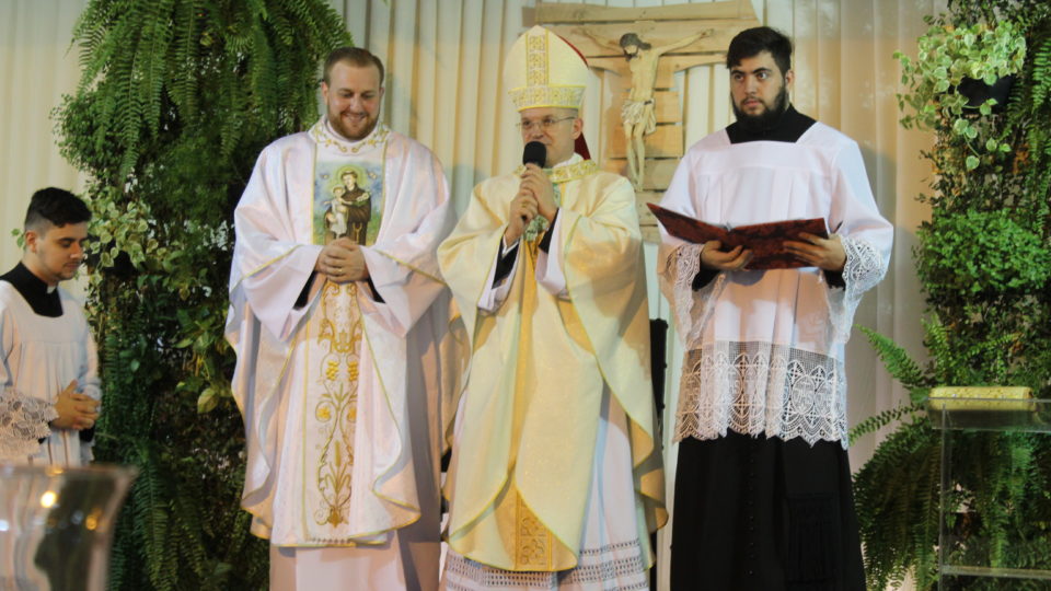 No dia de Santo Antônio fiéis pariticipam de missa celebrada por Dom Eduardo Malaspina