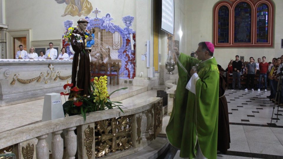 Bispo Diocesano se reúne com fiéis para celebrarem o primeiro dia do Tríduo de Santo Antônio