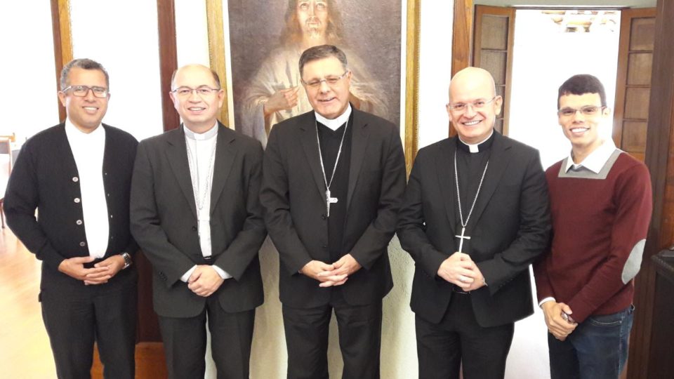 Bispo Diocesano recebe visita de Dom Amilton Manoel