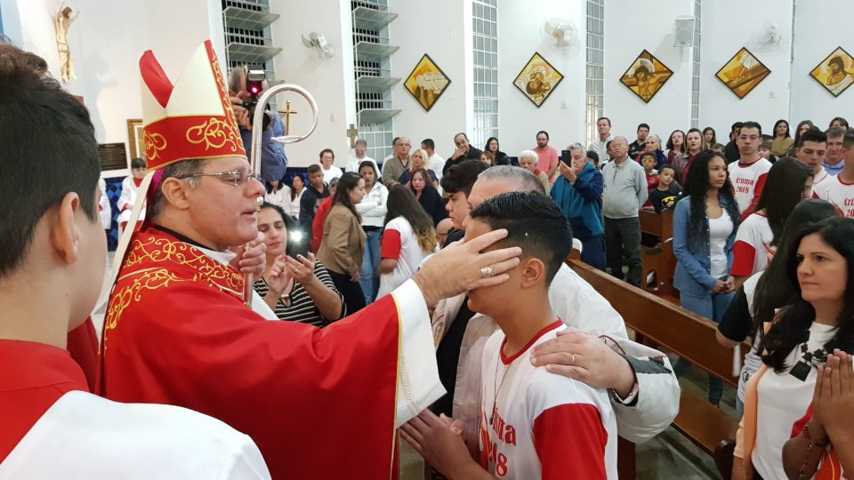 Dom Paulo Cezar Crisma 42 jovens na Paróquia Nossa Senhora Aparecida na cidade de São Carlos