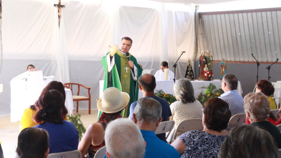 Comunidade São Pedro em Dois Córregos recebe visita do Bispo Diocesano