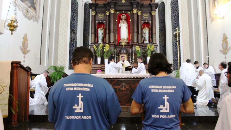 Celebração marca consagração do Irmão Júnior e Irmã Renata na Comunidade Divina Misericórdia