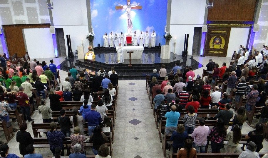 Dom Eduardo Malaspina faz encerramento da Semana Nacional da Família na cidade Matão