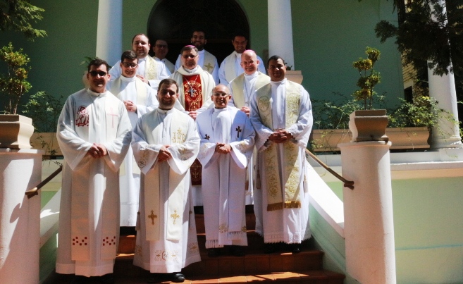 Bispo celebra com novos padres