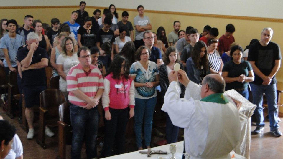 34º ECAR de Dois Córregos reuniu crismandos e pais