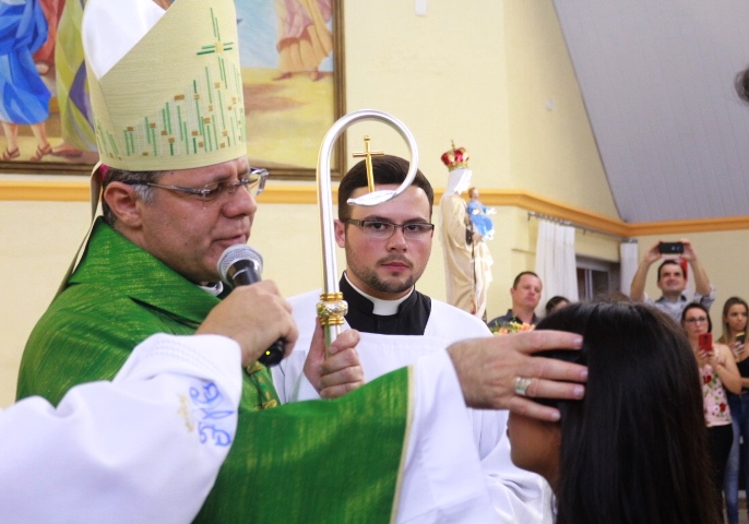 Jovens recebem o Sacramento da Crisma na Paróquia Nossa Senhora do Carmo