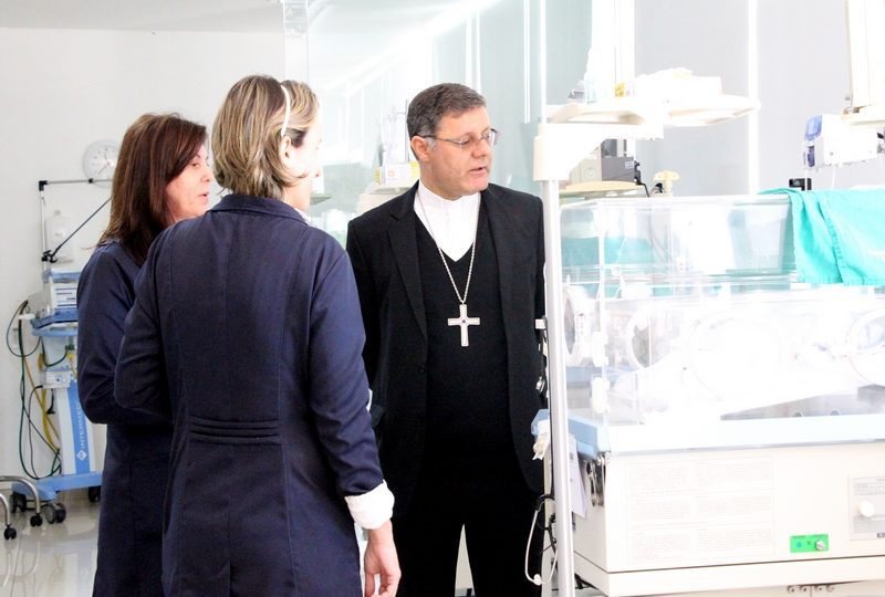Bispo Diocesano visita Hospital Carlos Fernando Malzoni
