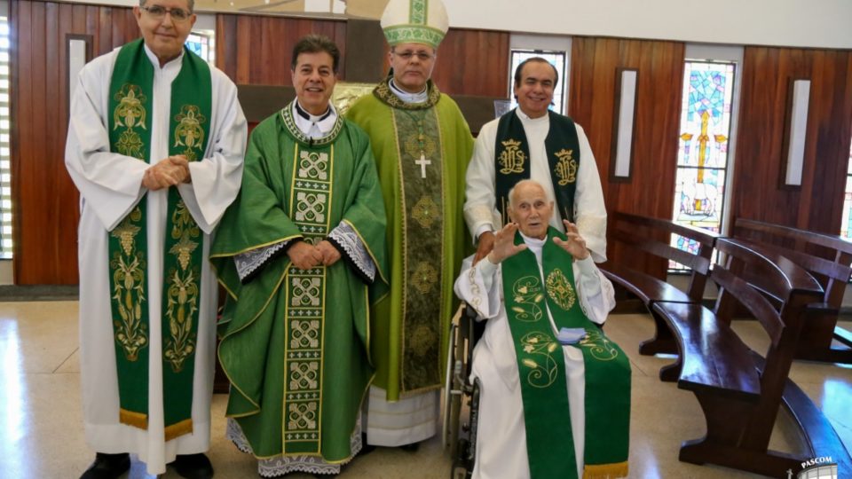 Missa Festiva marca os 40 anos de vida sacerdotal do Padre Celso Maximino