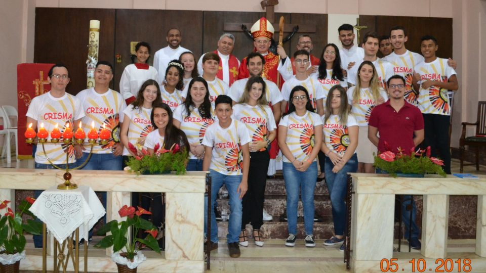 Jovens são crismados na Capela do Colégio Progresso